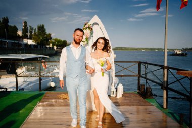 Rıhtımda suyun yanında düğün töreni. gelin ve damat.