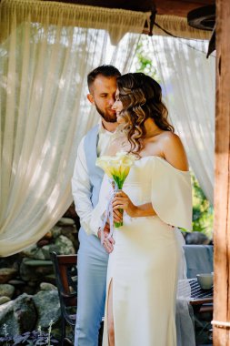 Mavi takım elbiseli damat ve uzun bukleli gelin.