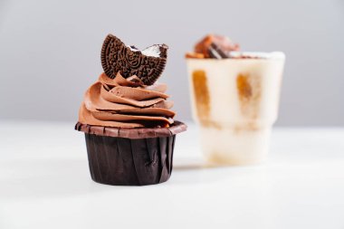 Bardakta tatlı ve beyaz arka planda kremalı çikolatalı kek..