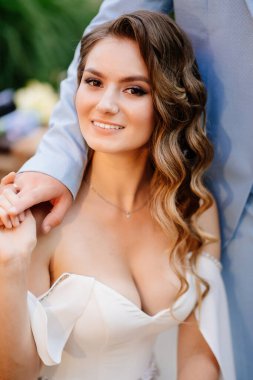 Damat nazikçe sarılır geline uzun bukleli.