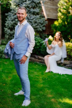 Seçici odaklanma. Yaz bahçesinde yeni evliler. Parkta düğün fotoğrafı çekimi var.