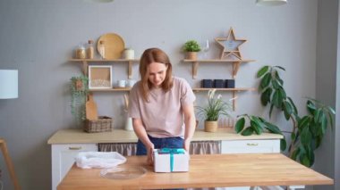 Mutfakta bir kadın bir pasta paketini açıyor. Tatil için yemek sipariş et.. 