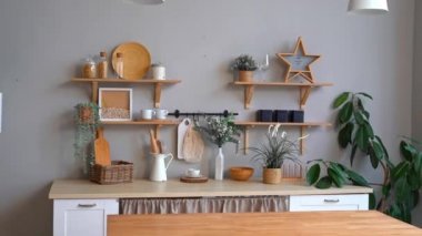 İskandinav tarzı mutfak iç mimarisi. Minimalist ve aydınlık iç mekan.