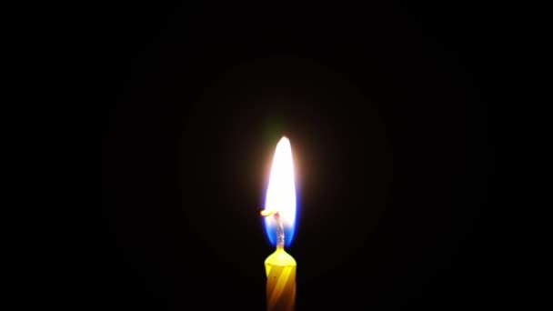 Explodir chamas a arder na vela escura. close-up — Vídeo de Stock