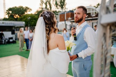 Evlilik yemini. Rıhtımdaki su kenarında güzel bir tören.. 