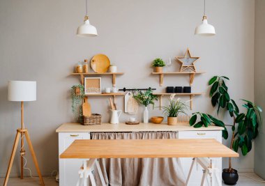 İskandinav tarzı mutfak iç mimarisi. Minimalist ve aydınlık iç mekan. Fotoğraf stüdyosunun tasarımı. ahşaptan yapılmış mobilyalar.