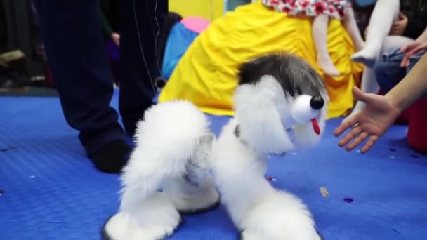 Anjing Marionette. mainan untuk menghibur anak-anak pada hari libur. — Stok Video