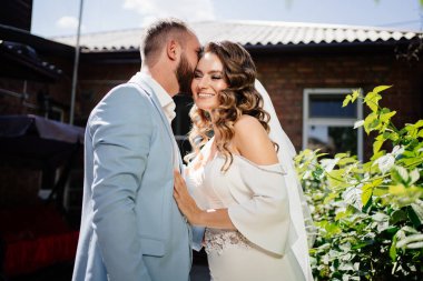 Yeni evlilerin ilk buluşması gelinin evinin bahçesinde.. 