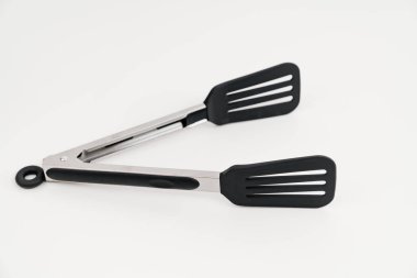 Beyaz arka planda siyah mutfak maşaları.