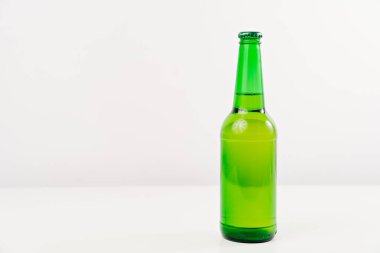 Beyaz arka planda yeşil cam şişe. yoğunlaştır