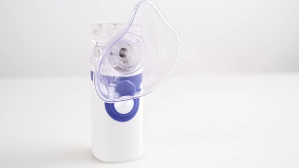 Arbetande bärbar nebulisator. inhalator som använder liten sprutning av läkemedel — Stockvideo