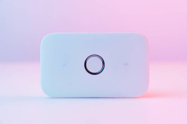 mobil modem. aygıtın dahili SIM kart yuvası 3G, 4G teknolojisi tarafından destekleniyor