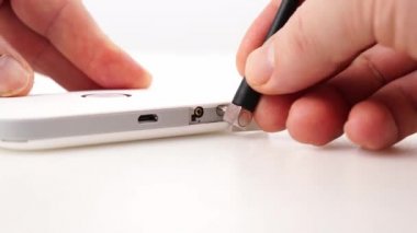 Kapat. Anten mobil modeme bağlı. aygıtın SIM kartı 4G destekleniyor
