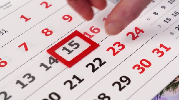 Mano sposta la cornice rossa sul calendario da un numero all'altro. — Video Stock