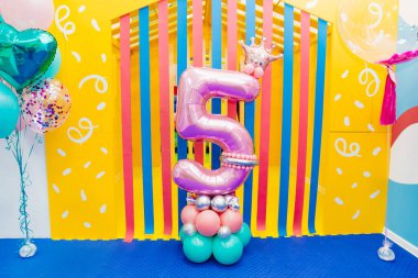 Çocukların doğum günü için balon kompozisyonu. Beş numara.. 