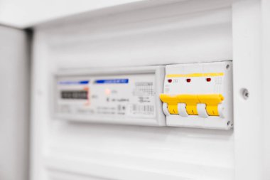 Dağıtım kalkanı elektrik almak ve dağıtmak için tasarlanmış bir aygıt