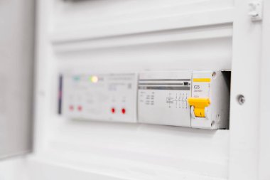 Dağıtım kalkanı elektrik almak ve dağıtmak için tasarlanmış bir aygıt