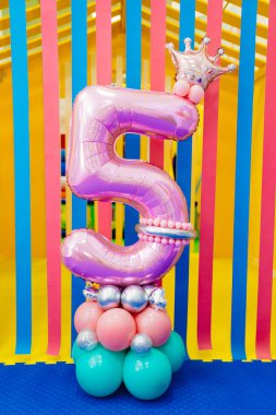 Çocuk doğum günü için balon kompozisyonu. Beş numara.. 