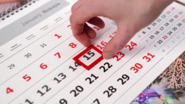 El takvimdeki kırmızı çerçeveyi bir numaradan diğerine kaydırır. 