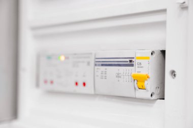 Dağıtım kalkanı elektrik almak ve dağıtmak için tasarlanmış bir aygıt