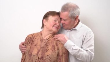 Yaşlı bir çift. Güçlü bir aile, uzun bir evlilik, ilişki. Evlilik yıldönümü.