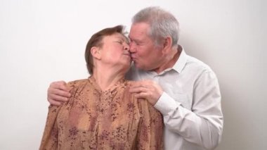 Yaşlı bir çift. Güçlü bir aile, uzun bir evlilik, ilişki. Evlilik yıldönümü.