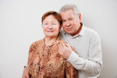 Yaşlı bir çift. Güçlü bir aile, uzun bir evlilik, ilişki. Evlilik yıldönümü.