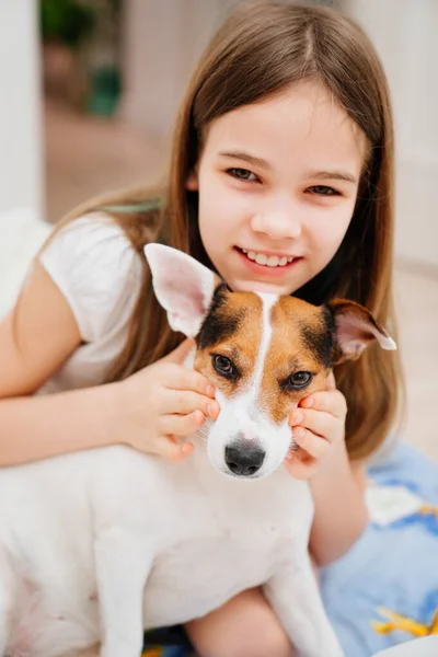 O adolescentă se joacă dimineața acasă cu un câine. Prietenia cu animalele . — Fotografie, imagine de stoc