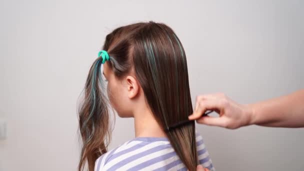 Coupe de cheveux. maman peigne et sépare ses cheveux en brins. — Video