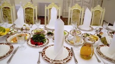 Restoranda ya da tatil için evde büyük bir ziyafet masasına servis etmek..