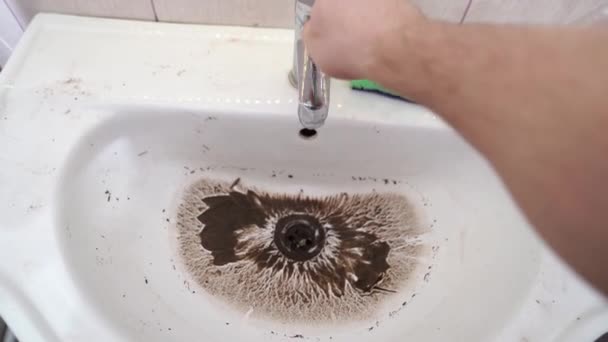 Вода стекает в грязную раковину после снятия блокировки — стоковое видео