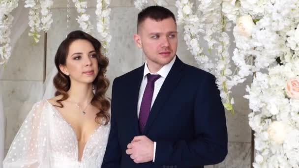Mireasa și mirele plâns la înregistrarea oficială a căsătoriei — Videoclip de stoc