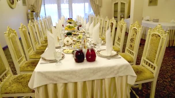 Servindo uma grande mesa de banquetes em um restaurante ou em casa para umas férias. — Vídeo de Stock