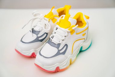 Beyaz arka planda çok renkli yeni spor ayakkabılar. 