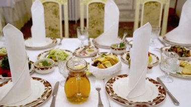 Restoranda ya da tatil için evde büyük bir ziyafet masasına servis etmek..