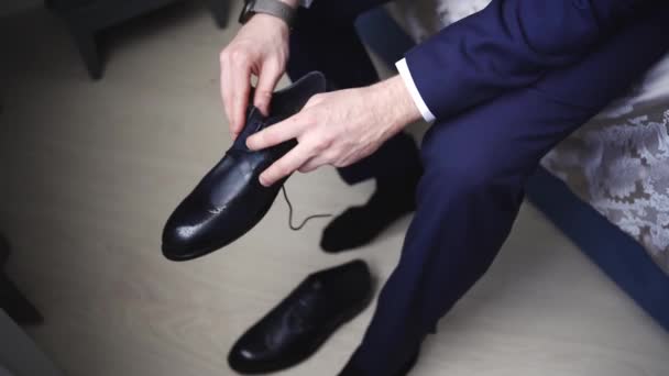 Um homem usa sapatos de laço de couro. — Vídeo de Stock