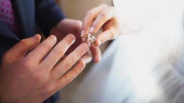 Gelin ve damat yüzük takıyor. düğün gelenekleri