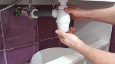 Lavabonun altında sifon sökmek kir ve saçtaki tıkanıklığı gidermek için..