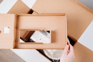 Beyaz Mutfak Karıştırıcısı kaseyle birlikte kutudan çıkarıldı. mağazadan mal teslimatı