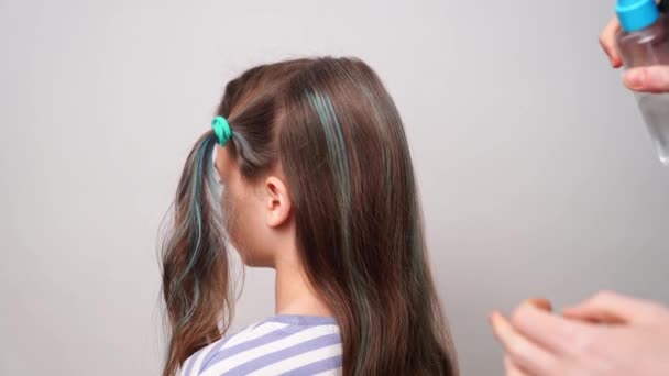 Coupe de cheveux. maman peigne et sépare ses cheveux en brins. — Video