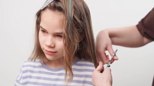 Coupe de cheveux. maman coupe ses filles cheveux avec des ciseaux. — Video