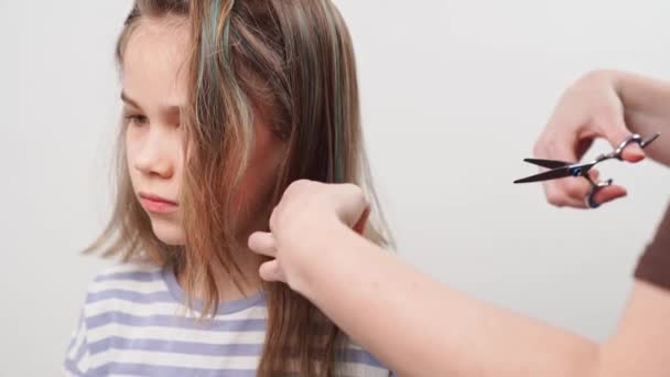 Corte de pelo. mamá corta el pelo de sus hijas con tijeras. — Vídeos de Stock