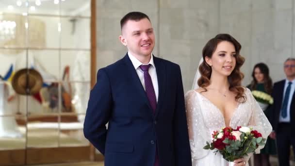 Noiva e noivo no momento do registro oficial do matrimônio no escritório de registro. — Vídeo de Stock