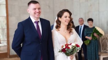 Gelin ve damat resmi nikah dairesinde kayıt yaptırıyor.. 