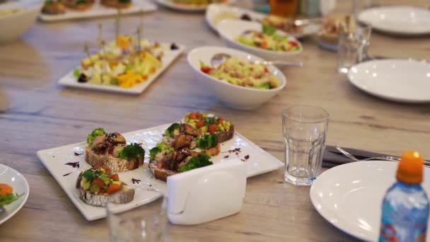 휴일에 식욕을 돋우는 음식 과 샐러드와 함께 식탁에 내놓는 모습. — 비디오