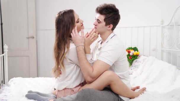ベッドの中で情熱的で美しいカップルのキス — ストック動画