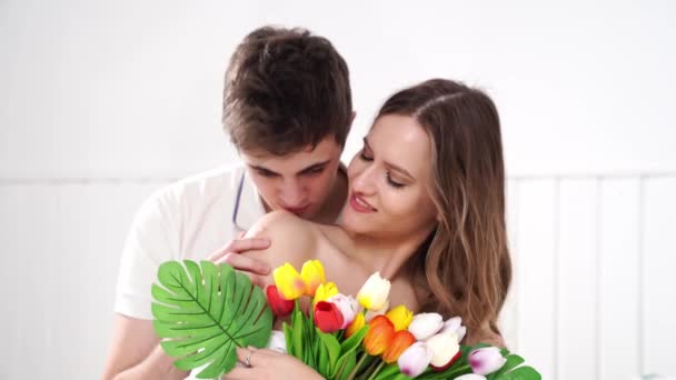 Ein Mann schenkte seiner geliebten Frau einen Strauß bunter Tulpen. — Stockvideo