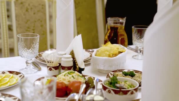 Servindo uma grande mesa de banquetes em um restaurante ou em casa para umas férias. — Vídeo de Stock