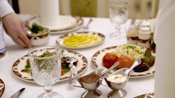 Servire un grande tavolo da banchetto in un ristorante o a casa per una vacanza. — Video Stock