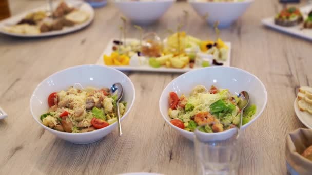 Serveert de tafel met hapjes en salades voor de vakantie. — Stockvideo